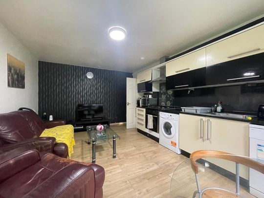 3 bedroom flat to rent - Photo 1