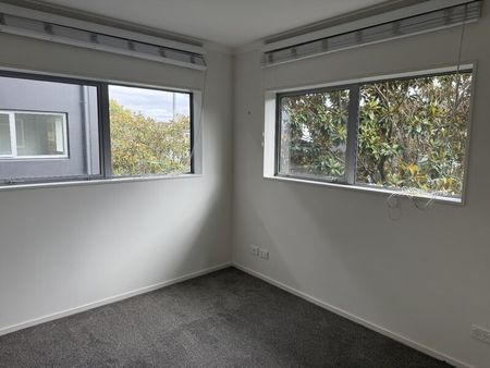Inner City Apartment – Secure Carpark - Photo 3
