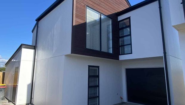 Beautifully Designed Townhouse - Photo 1