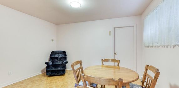 Très grand 3 1/2 , au demi-sous-sol d'un duplex dans emplacement très recherché - Photo 2