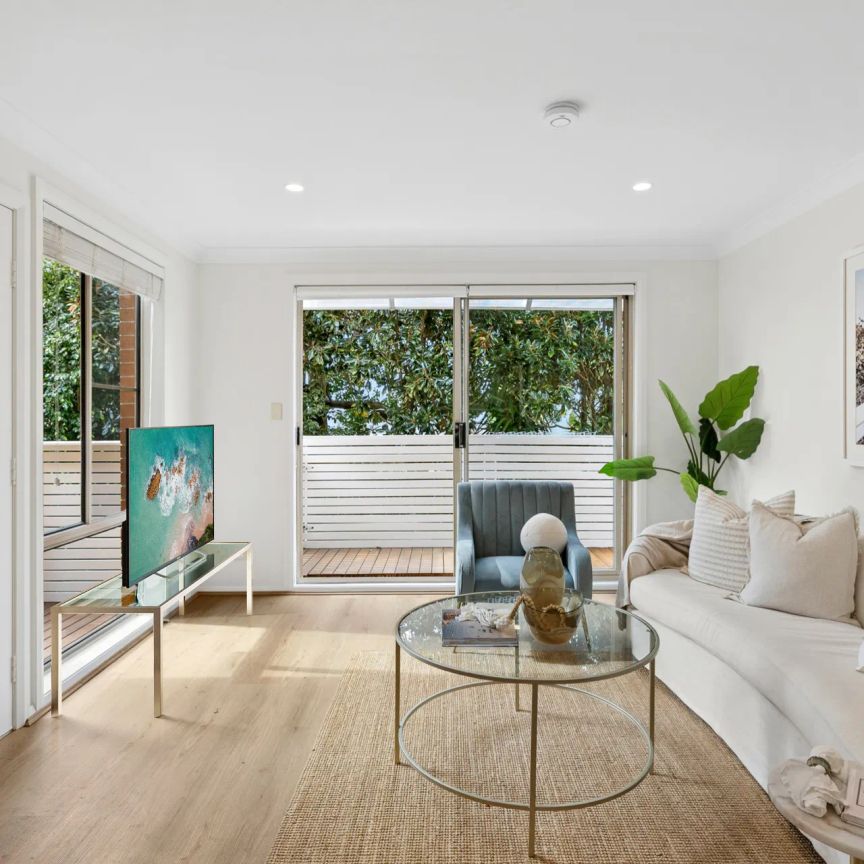 Townhouse living with alfresco appeal - Garden maintenance included - Photo 1