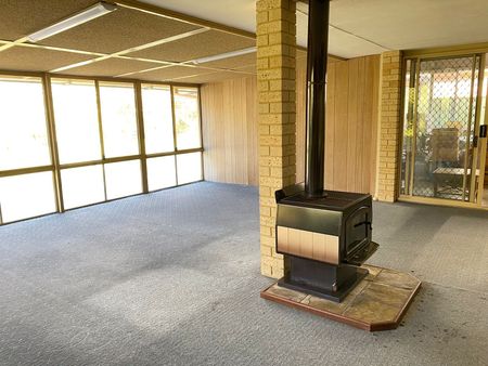 Spacious Living, Unbeatable Location! ELECTRICITY & WATER INCLUDED!!! - Photo 3