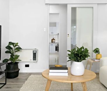 SLEEK, CONVIENIENT & CLOSE TO EVERYTHING! - Photo 4