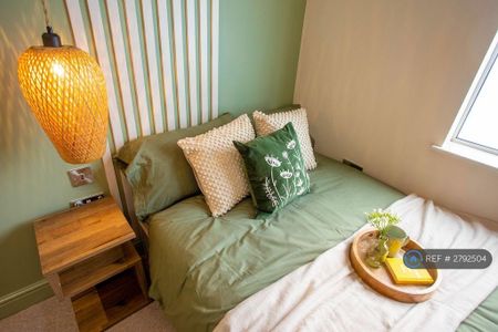 1 bedroom in a house share to rent - Photo 2