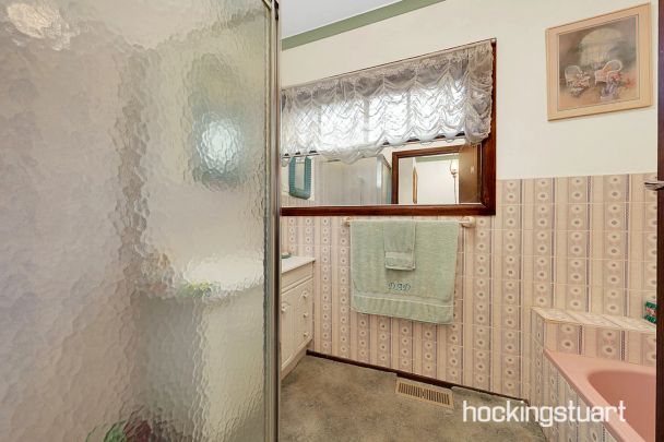 BEAUTIFULLY PRESENTED FAMILY HOME IN HEART OF LALOR - Photo 1