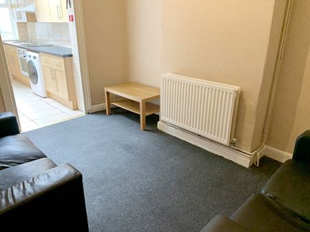 4 Bed Maisonette, Gloucester Road, BS7 - Photo 2