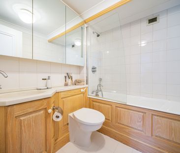 Traditional townhouse in the heart of Kensington - Photo 4