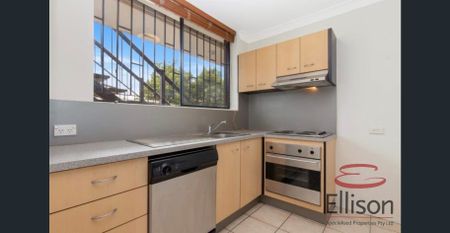 FOR RENT - ENJOY INNER CITY LIFESTYLE IN A BOUTIQUE UNIT WITH A BALCONY - Photo 3