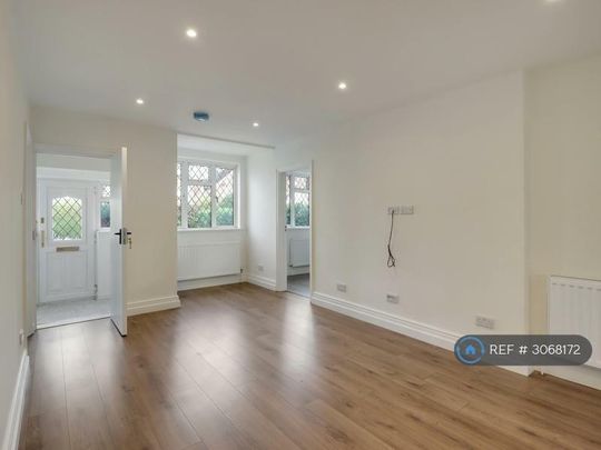 4 bedroom bungalow to rent - Photo 1