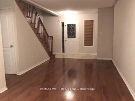 85 Dells Crescent #Upper - Photo 2