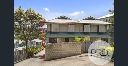 MODERN TRI-LEVEL TOWNHOUSE WITH TWO CAR LOCK-UP - Photo 2