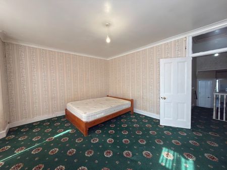 2 Bed Flat, First Avenue, E12 - Photo 2