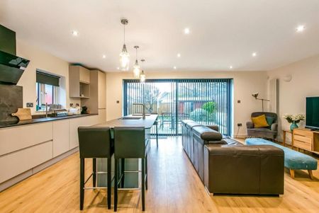 4 bedroom detached house to rent - Photo 2