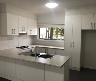 Stunning Two Storey Townhouse - Location, Location, Location! - Photo 1