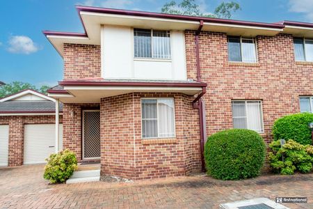 Spacious & Convenient 3-Bedroom Townhouse in Prime Kingswood Location! - Photo 2