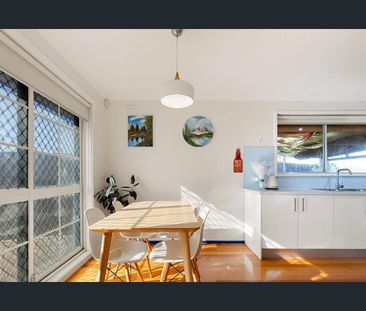 Charming Family Home in St Albans! - Photo 3
