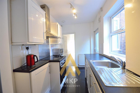 4 bedroom terraced house to rent - Photo 2