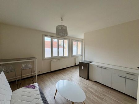 APPARTEMENT T1 [PRET DE MEUBLES] A LOUER A ROANNE - CENTRE VILLE - Photo 3