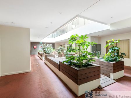 Modern 2-Bedroom Apartment with Secure Parking - Photo 4