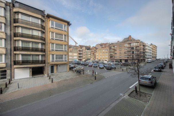 Ongemeubeld appartement, zeer centraal gelegen aan de zonnekant van de Leopoldlaan, vlakbij de zeedijk. - Photo 1