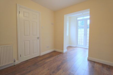 1 bedroom Ground floor flat to rent - Photo 2
