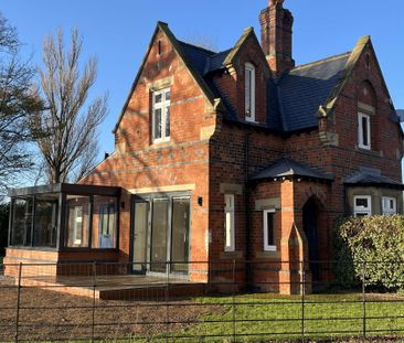 Detached Lodge House on a Rural Estate - Photo 1