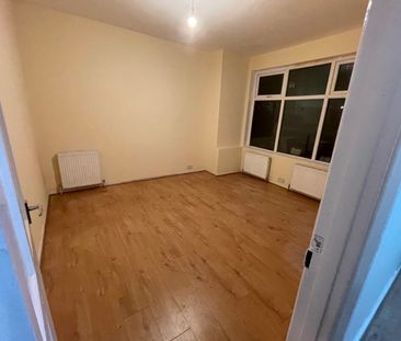 3 Bed Terraced House, Oakleigh Road South, N11 - Photo 2
