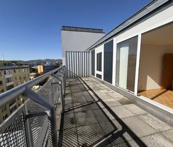 OHNE KÜCHE: Dachterrassen-Wohnung ohne Schrägen inkl. Abstellraum | Nähe U6 - Photo 1
