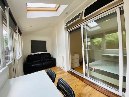 1 bedroom in a house share to rent - Photo 1