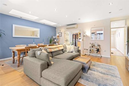 A wonderful two bedroom ground floor flat, featuring private garden and additional patio. - Photo 2