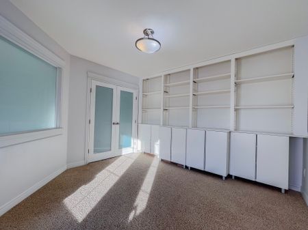 Spacious 5 Bed 4 Bath Home In South Terwillegar | Double Garage | Fire Pit - Photo 4