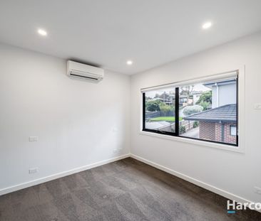 Modern 4-bedroom Townhouse! - Photo 1