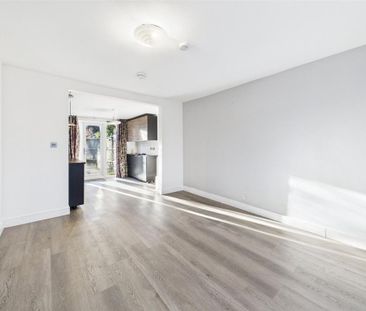 4 bedroom end of terrace house to rent - Photo 2