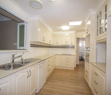 STUNNING RIVER VIEWS & SPACIOUS FAMILY LIVING - Photo 5
