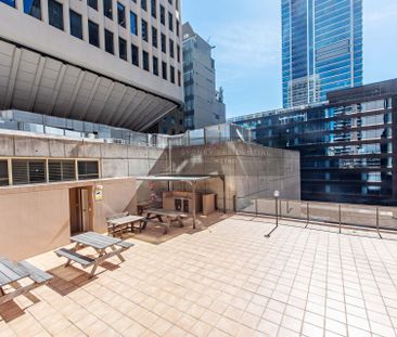 Two Bedroom Apartment With Hyde Park Vista - Photo 6