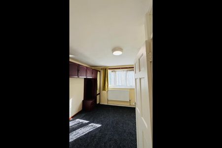 3 Bed Flat, Lonsdale Close, E6 - Photo 5