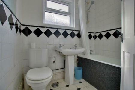 Room in a Shared House, Thackeray Road, SO17 - Photo 2