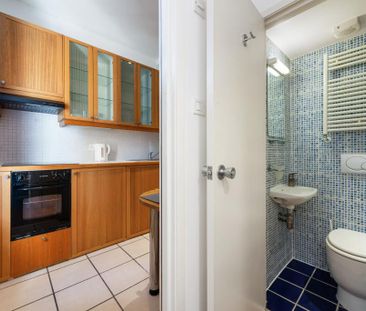 A modern studio flat in West Kensington, London, W14 - Photo 5