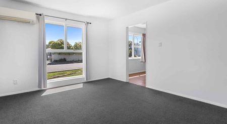 Comfortable 3-Bedroom Home – Lawns Included! Halswell - Photo 4