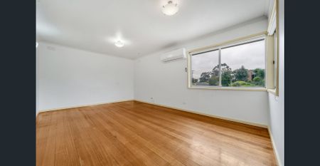 Cosy Family Home With A Large Backyard - Photo 2