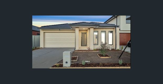 Spacious 4-Bedroom Family Home in a Prime Location! - Photo 1