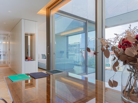 Deslumbrante e moderna moradia em banda, no centro de Cascais, com vista para o jardim e piscina privativa. - Photo 2