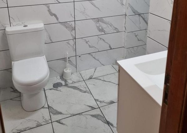 Quarto em apartamento localizado em Benfica
