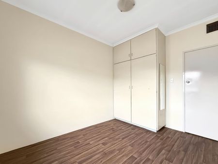 Two Bedroom, One Bathroom Unit Close To Hospital - Photo 2