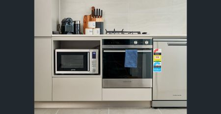 Rent with us and indulge in lifestyle, convenience, service and more security. - Photo 2