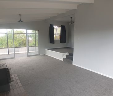 TE ATATU PENINSULA - Harbour view 3 bedroom - Photo 2