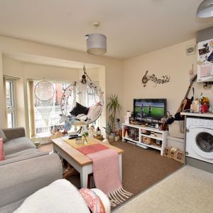 1 bedroom Apartment to let - Photo 2