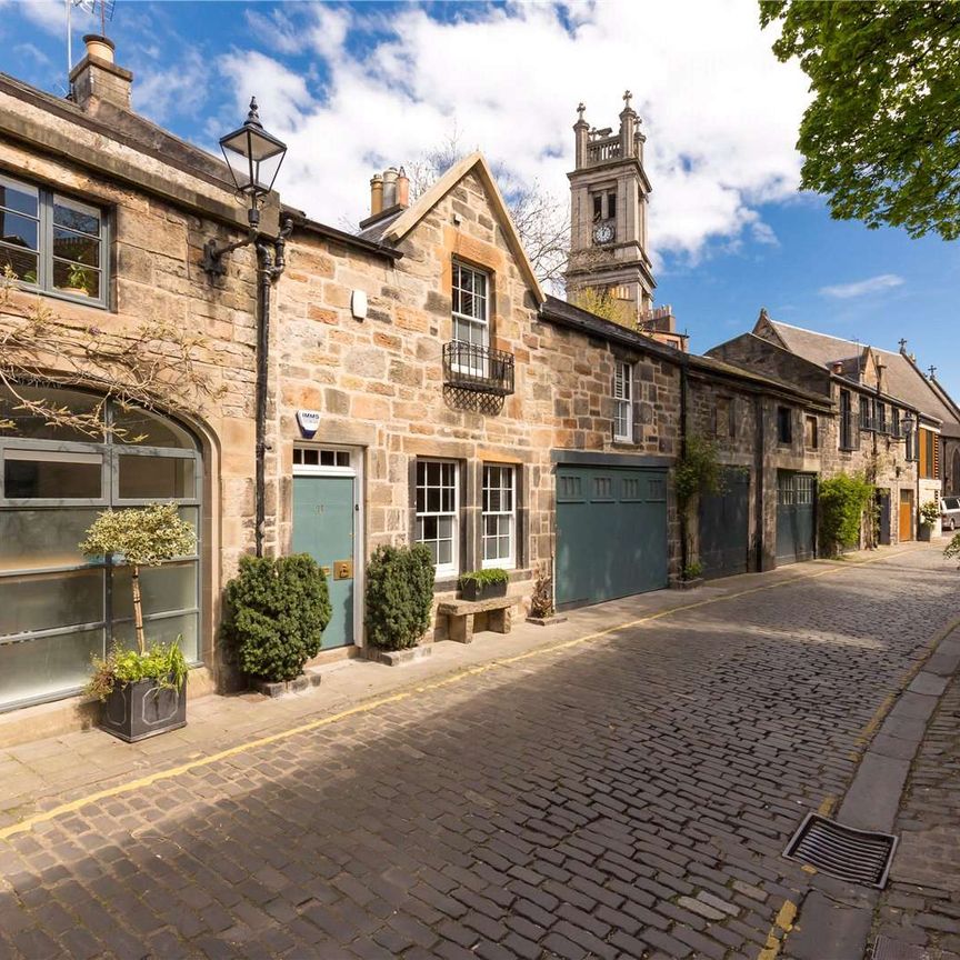 A magnificent mews house situated on one of Edinburgh's most sought after addresses with a private patio garden to the rear. - Photo 1