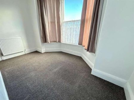 Flat, West Street, Scarborough, YO11 - Photo 2
