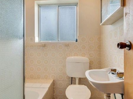 Cosy and Well-Maintained Two Bedroom Unit - Photo 5